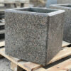 бетонное кашпо 40х40хh40 на речном шлифованном гравии