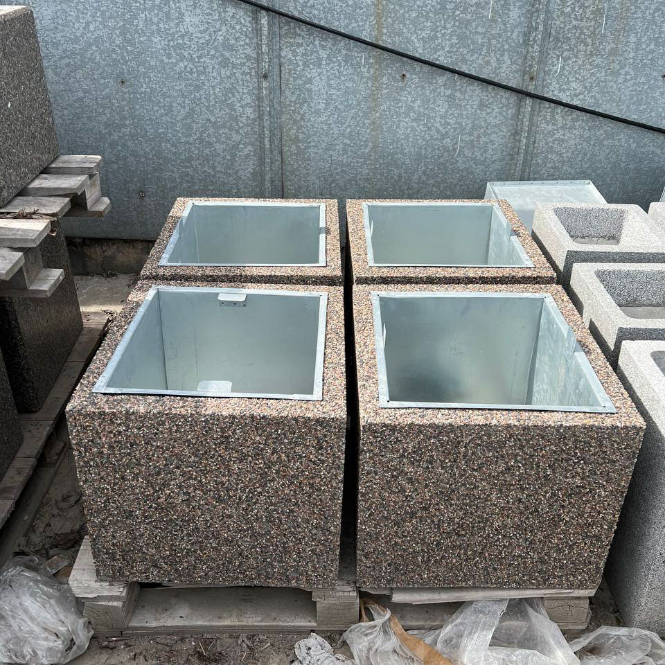 бетонный вазон 50x50x50 без дна речной гравий